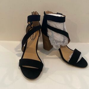 NIB Womens size 8 faux suede heeled sandal.